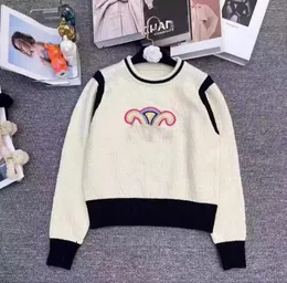 Stretta In Maglia Bianca Da Donna Alla Moda: Pullover Sottile Di