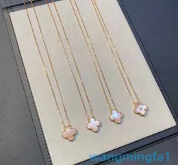 2024 Designer Vans Four-Leaf Clover Four Leaf Grass Necklace Womens Single Flower Double Sided Pink Shell Red Agate 18K Rose Gold White Fritillaria