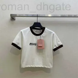 Damen-T-Shirt-Designer 2024 Frühjahrsneuheit Nanyou MIU Eleganter Mädchenstil Altersreduzierender Kragen Rand Kontrastdesign Briefbedrucktes Kurzarm-T-Shirt 71UY