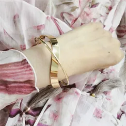 Bracciale in oro 14k aperto con croce intrecciata doppia infinita onda liscia alla moda per gioielli da festa di nozze da donna