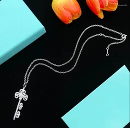 Łańcuchy luksusowe biżuterię Diamentowe naszyjniki projektant damskich wisiorki łańcucha na imprezę z niebieskim prezentem b wół