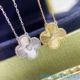 2024 Designer Vans Four-Leaf Clover V Gold Four Leaf Grass Womens Flower Single Diamond Necklace Laser Carving Brodery Angle Radiance