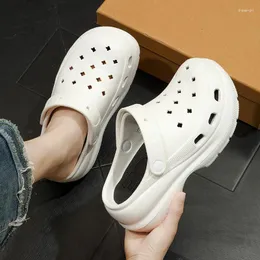 Sandals QYCKABY Summer Outdoor Casual Slippers Wear Korean Version Of Beach Shoe Fashion Thick Soled Garden Shoes And Women