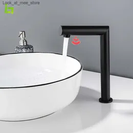 Rubinetti per lavandino del bagno Sensore nero rubinetto del bagno installazione calda e fredda sul ponte sensore a infrarossi alimentazione a batteria in acciaio inossidabile Q240301