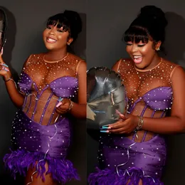 Aso Ebi Plus Size Cocktailkleider Kurze Ballkleider Lila Feder Minikleid Illusion Strass Kristalle verziert Abschlusskleid für afrikanische schwarze Mädchen C056