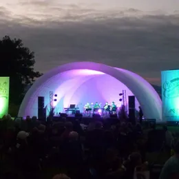 10 mB x 6 m T x 5 mH, weiße, wasserdichte Oxford-Riesen-Aufblasbühnenabdeckung, Kuppelzelt im Bogenstil, Open-Air-Dachüberdachung für Konzert- oder Hochzeitsfeierveranstaltungen