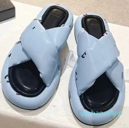 Lüks Kadın Ayakkabı Tasarımcısı Premium Kumaş Çapraz Terlik Yaz Günlük Bayanlar Çiftler Kalın Sole Plaj Ayakkabıları Klasik Flip-Flips Loafers Katırları Artı Boyut