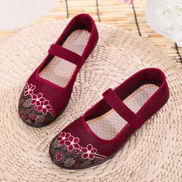 Gamla Peking tygskor mamma kinesisk stil broderade tygskor kvinnor mjuka botten mesh andningsbara damer casual skor sandaler 240226