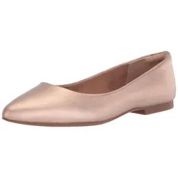 Essentials Women's Winted-Toe Ballet Flat