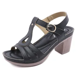 Sandali firmati Donna Scarpe casual in pelle di vitello cristallo Sandali romani Pantofole channellies con zeppa con tacco piatto e fibbia intrecciata a diamante DAL