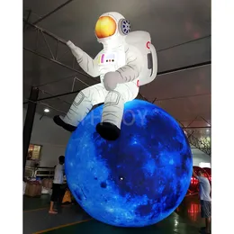 Entrega de porta gratuita Atividades ao ar livre de 8mh (26 pés) Astronauta inflável gigante sentado na lua com balões leves de luz LED personalizada espaçadora inflável