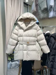 معاطف 2023 Winter Women Women’s Down Jackets Ultra Light Warm Darm Dare Coat Female Swith Super مع حزام بالإضافة إلى معطف باركا مقنعين بحجم