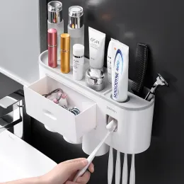 Hållare PunchFree Toothbrush Holder With Magnetic Tape 2/3/4 Cup Makeup Rack Automatisk tandkräm Squeezer Dispenser Badrumstillbehör