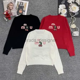 24 Tidig vår New Women's Sweaters Miui 3D Letter med körsbärsdekoration mode mångsidig stickad topp för kvinnans designer toppar