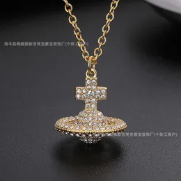 المصمم Viviennes Westwoods Vivenne Westwoods Jewelry Jewelry Empress Dowager XI مليء بالماس صحن طيران ثلاثي الأبعاد قلادة زحل ووفقة