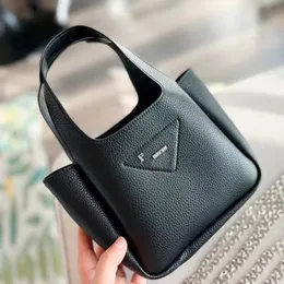 Покупатель подлинная кожаная тотация Triangle Mini Basket Women Weekend Designer Sumbag Budte Buckte Bag Mensbody Pochette Hobo Travel Travel Clutch Sacks