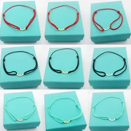 Designer recomenda a série Smiling Hand Rope Chain, que é sempre clássica e versátil.Feito de ouro grosso folheado a ouro, preto, vermelho e verde, é uma corda de três cores