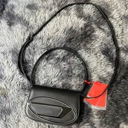 D-Letter Designer Bag Black Luxury Handväska Kvinnor Justerbara axelremmar Crossbody Väskor Högkvalitativ läderhandväska Glänsande ansikte Dingdang Bag 231215