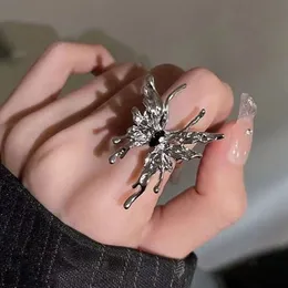 Solitaire Ring Vintage Punk Düzensiz Kelebek Halkaları Sıvı Metal Küpe Estetik Estetik Egirl Gotik Böcek Açık Takı 23257W