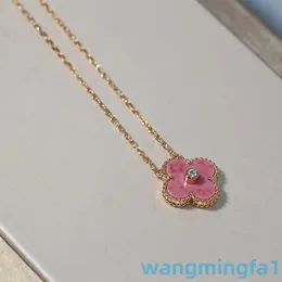 2024 Designer Vans Four-Leaf Clover Cnc Lucky Four Leaf Grass Natural Rose Stone Female Plated Mijin Lock Bone Chain Diamond Necklace