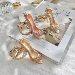 سلاسل المفاتيح Women Key Chain Shoes Fashion Rhinestone High Heels رائعة حلقة سيارة معدنية رائعة K5117