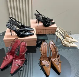 Projektant miui wysokie obcasy patentowe skórzane pompki slingback metalowe sandały z klamry sandały kociakowe obcasy luksusowe luksusowe buty na imprezie wieczorne palec u stóp