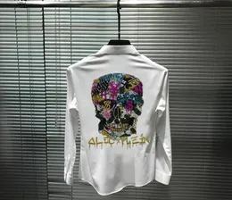 Design exagerado Young Men039s Camisa de grandes dimensões Super Shiny Big Skull Slim Body Drilling Moda Marca de mangas compridas Shi2557048