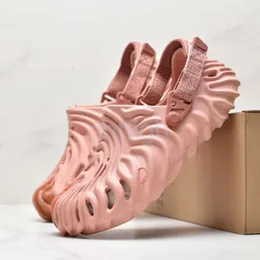 Lüks Tasarımcı Sandalet Terlik Yaz sandaletleri yürüyen delikler ayakkabı plaj ayakkabıları erkekler ve kadınlar için rahat ve nefes alabilir