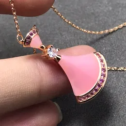 Colar de designer de série de saia em forma de leque para mulher concha rosa banhado a ouro 18K reproduções oficiais tamanho europeu presente de designer de marca para namorada com caixa 021