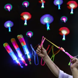 10 pçs incrível luz brinquedo seta foguete helicóptero brinquedo voador led luz brinquedos festa diversão presente elástico catapulta