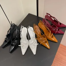 Slingback-Pumps aus Lackleder mit Schnalle und verzierten Stiletto-Sandalen. Abendschuhe für Damen. Luxuriöse Designer-Abendschuhe mit hohen Absätzen und spitzer Zehenpartie