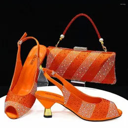 Модельные туфли 2024, удобные каблуки INS, итальянский женский комплект с сумкой оранжевого цвета для вечеринки в саду