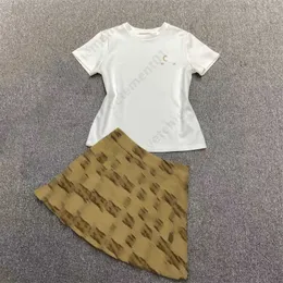 Abiti estivi da donna Designer di moda Tuta T-shirt classica a maniche corte con scollo tondo abbinata a pantaloncini elastici in vita Set da due pezzi Abbigliamento da donna