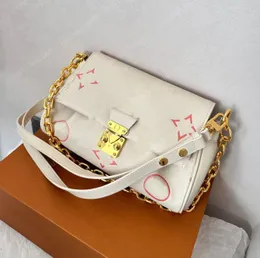 2024 مصممة جديدة للسيدات الفاخرة في Milky Way Series Strawberry Milk Baguette Bag Bag Dream Color Women Women Handbag Counter Bag Bag Crossbody