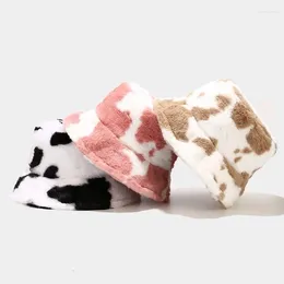 Berets Fashion Winter Cow Print Plush Bucket Hats للنساء السياحة في الهواء الطلق قبعة دافئة ناعمة فيلفيت الصياد كاب سيدة بنما