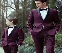 بدلات زفاف Burgundy Boys 2019 شال للبصفق حفلة موسيقية الأطفال الرسميين ارتداء ثنائيات ثنائيات اثنين من قطعتين pantsbow1125803