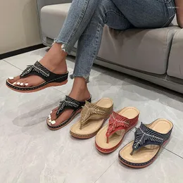Terlik moda rhinestones flip floplar kadınlar yaz açık ayak parmağı kahverengi kama sandaletler bayanlar rahat rahat plaj ayakkabıları