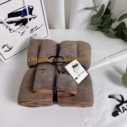 Set da bagno Velluto corallo Asciugamani moda donna all'ingrosso Asciugamani di lusso Asciugamano unisex Assorbente Designer Uomo Lavare i panni per il viso Asciugamano completo Regalo dal design unico