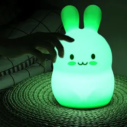 Rabbit LED Night Light Touch Sensor 9 Färger Batteridriven tecknad silikon kanin sänglampa för barn barn baby leksak gåva 240227