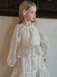 女の子の花の刺繍ガーゼの服セットキッズパフスリーブファルバラヘムブラウスレーススカート2PCS 2024春の子供王女衣装Z6971