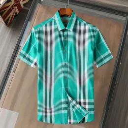 2024 Designer de alta qualidade Mens Camisa Casual Burbereys Mens Camisas de Hombre Moda Geométrica Check Imprimir Manga Curta Lapela Negócios Versátil M-3XL