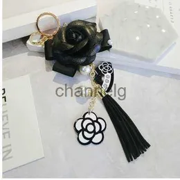 Key Rings Famous Keyring Black White Leather Camellia Flower Keychain Women Flower Key Chains llaveros flore Bag Charms 240303
