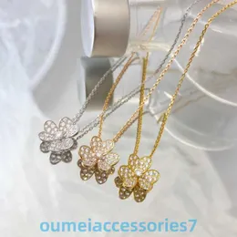 2024 Jewelry Designer Märke Vanl Cleefl ArpelsneckLaces Lucky Full Diamond Clover Necklace Fashionable Fresh Flower Clavicle Populära live sändningar Samma stil