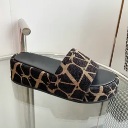 デザイナーのスリッパとサンダルデザイナーシューズサマープラットフォーム女性用靴ゴムの厚いソールスライドショーファッションが簡単なスタイルのサンダルとスリッパ