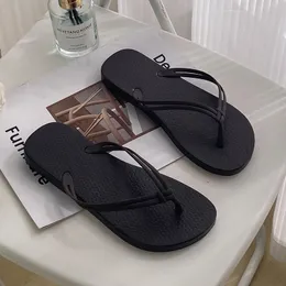 2023 Casual Flip-Flops Kvinnliga sommarkläder som inte slipar badsandaler Sandaler strandskor Fashion Couples Clip-On Board Sandaler