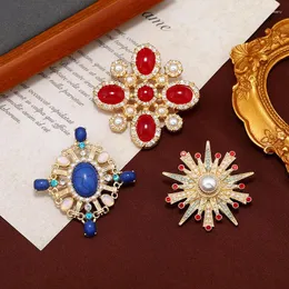 Broşlar mahkeme vintage aksesuarları antika renkli hazine broş unisex barok inci emaye pin takım elbise amblemi için