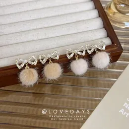 Orecchini a bottone Ragazza Fiocco in peluche Autunno Inverno Palla di pelo semplice per accessori di gioielli da donna alla moda