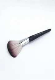 Pro Featherweight Fan Brush 92 파우더 또는 반짝임 마감 뷰티 메이크업 브러시 블렌더 96173333