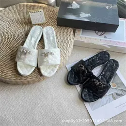 Sapatos esportivos 2024 xiaoxiangfeng lingge fivela de ouro primavera/verão nova uma linha fundo plano praia casual e versátil chinelos preguiçosos