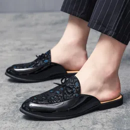 Novos homens mueller sapatos plutônio padrão em relevo salto baixo meio dedo do pé casual fivela de metal decoração negócios casuais sapatos masculinos